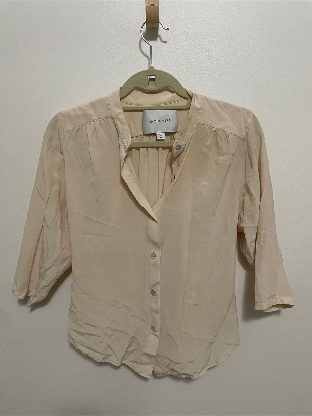 Amour Vert Soft Cream V-Neck Button Blouse